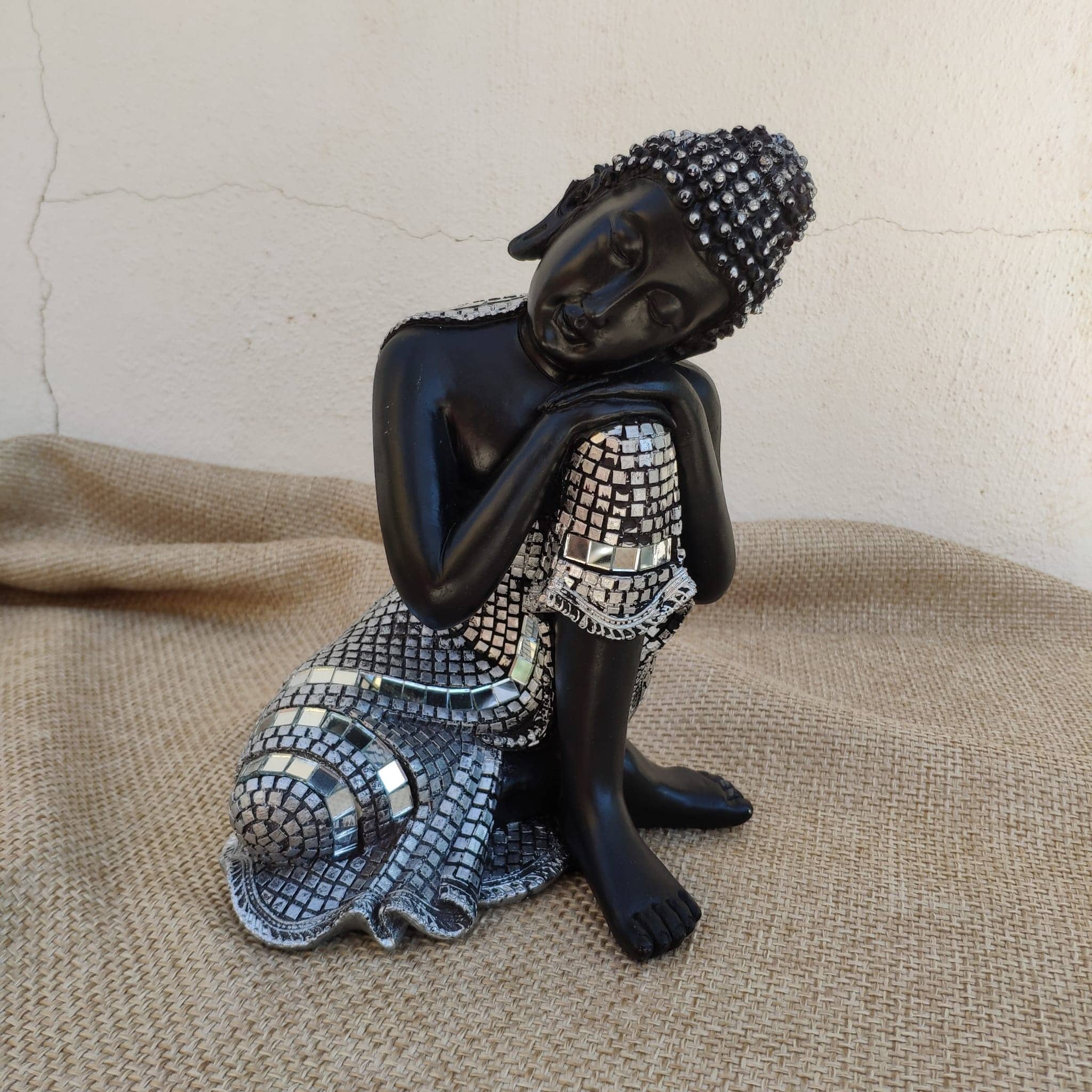 Figura de Buda durmiente sobre su rodilla