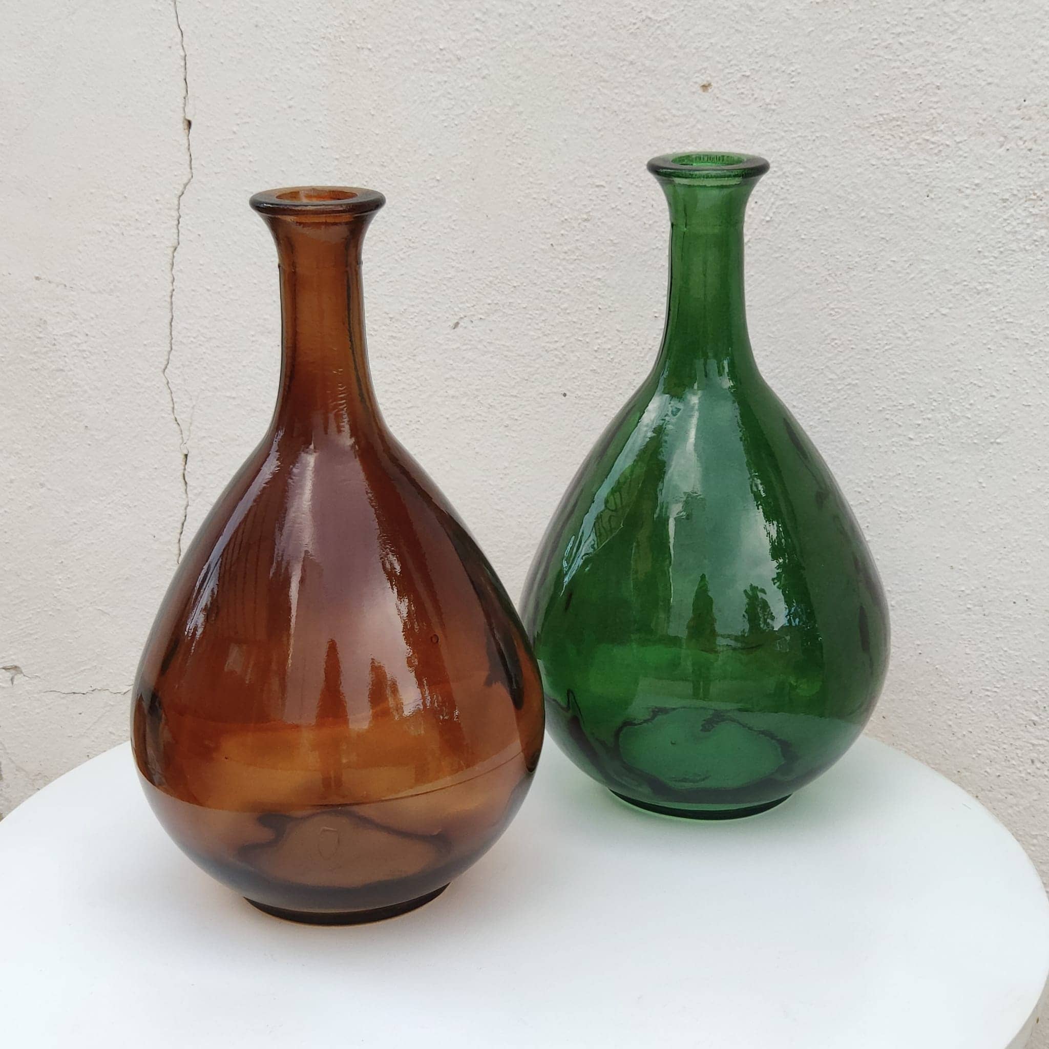 Damajuanas color verde botella y ámbar