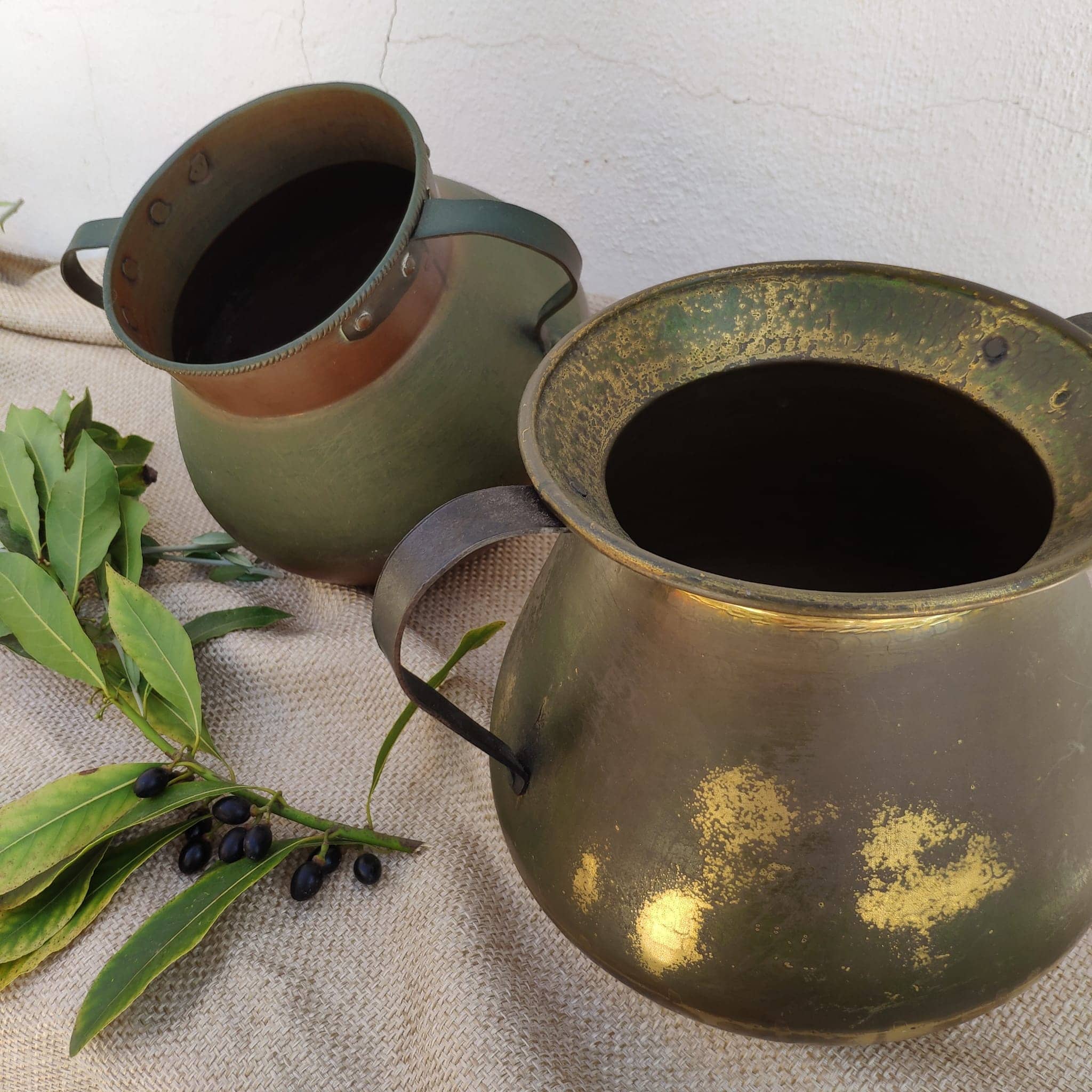 Conjunto antiguas jarras de cobre martelé con asas