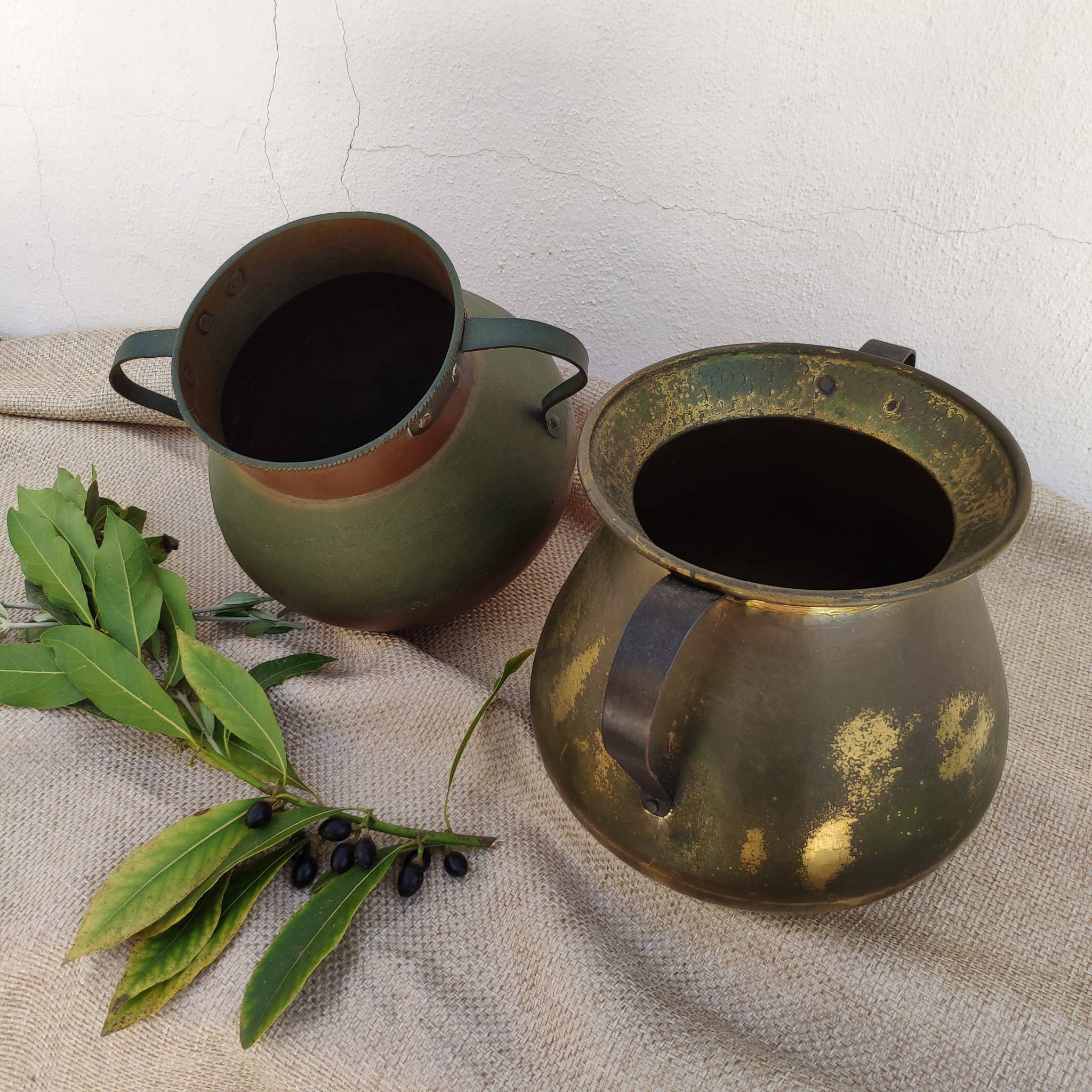 Conjunto antiguas jarras de cobre martelé con asas - Imagen 3