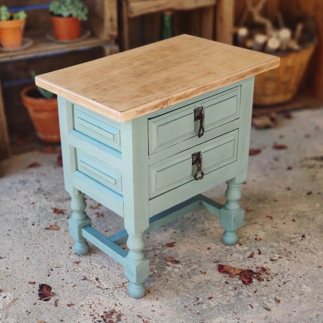 Mesita castellana verde restaurada en el taller de Unico Deco