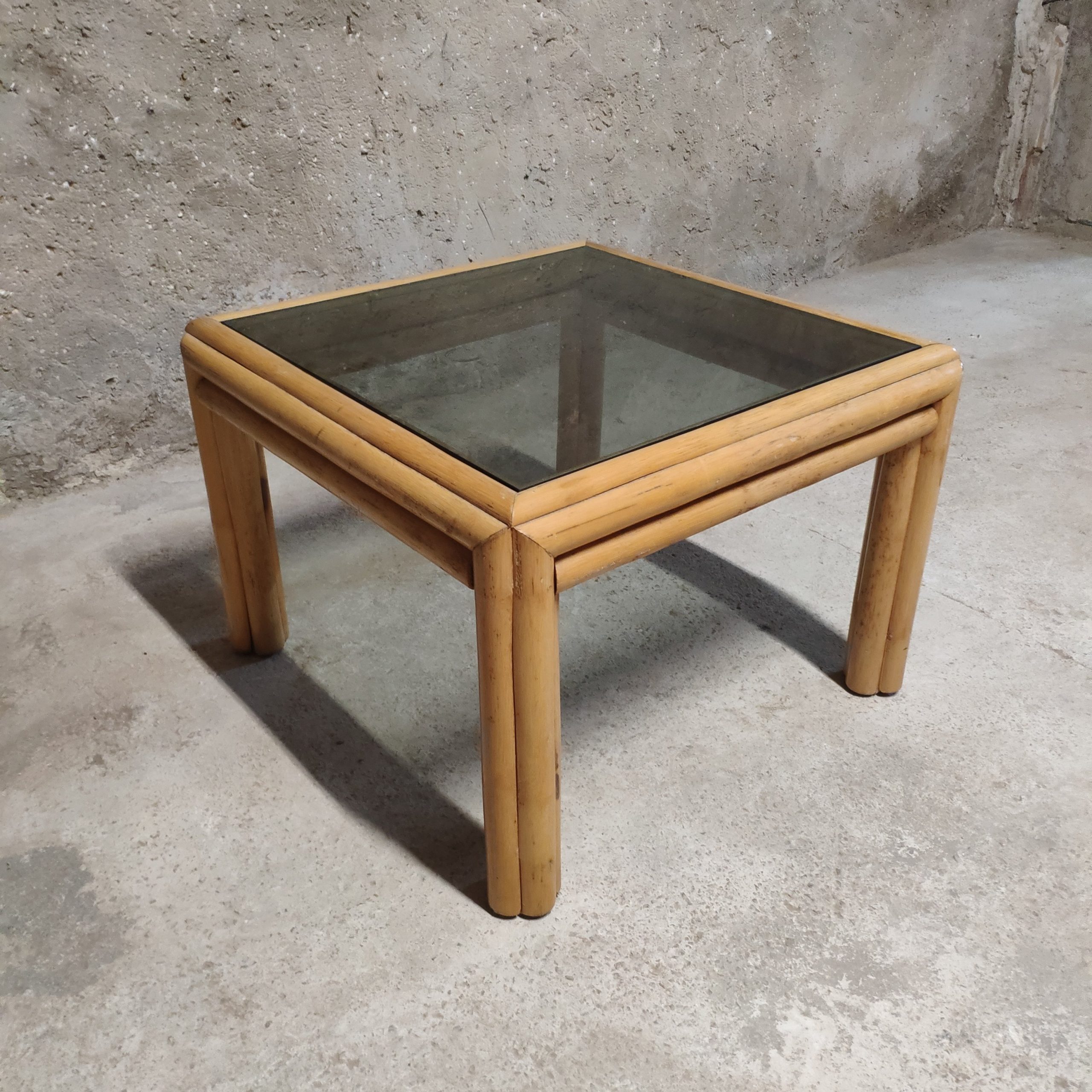 Mesa mimbre cristal ahumado