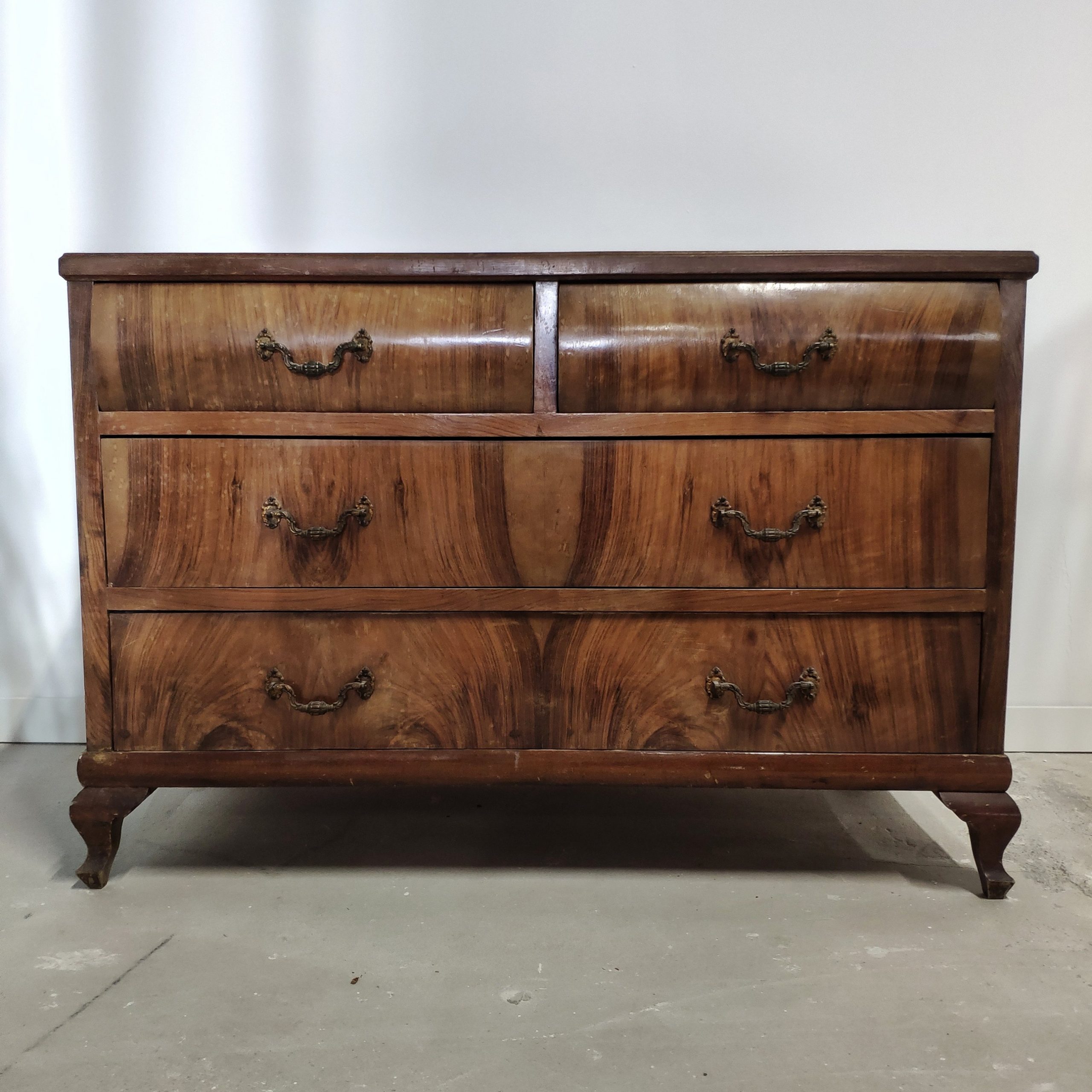 Cómoda chapada nogal