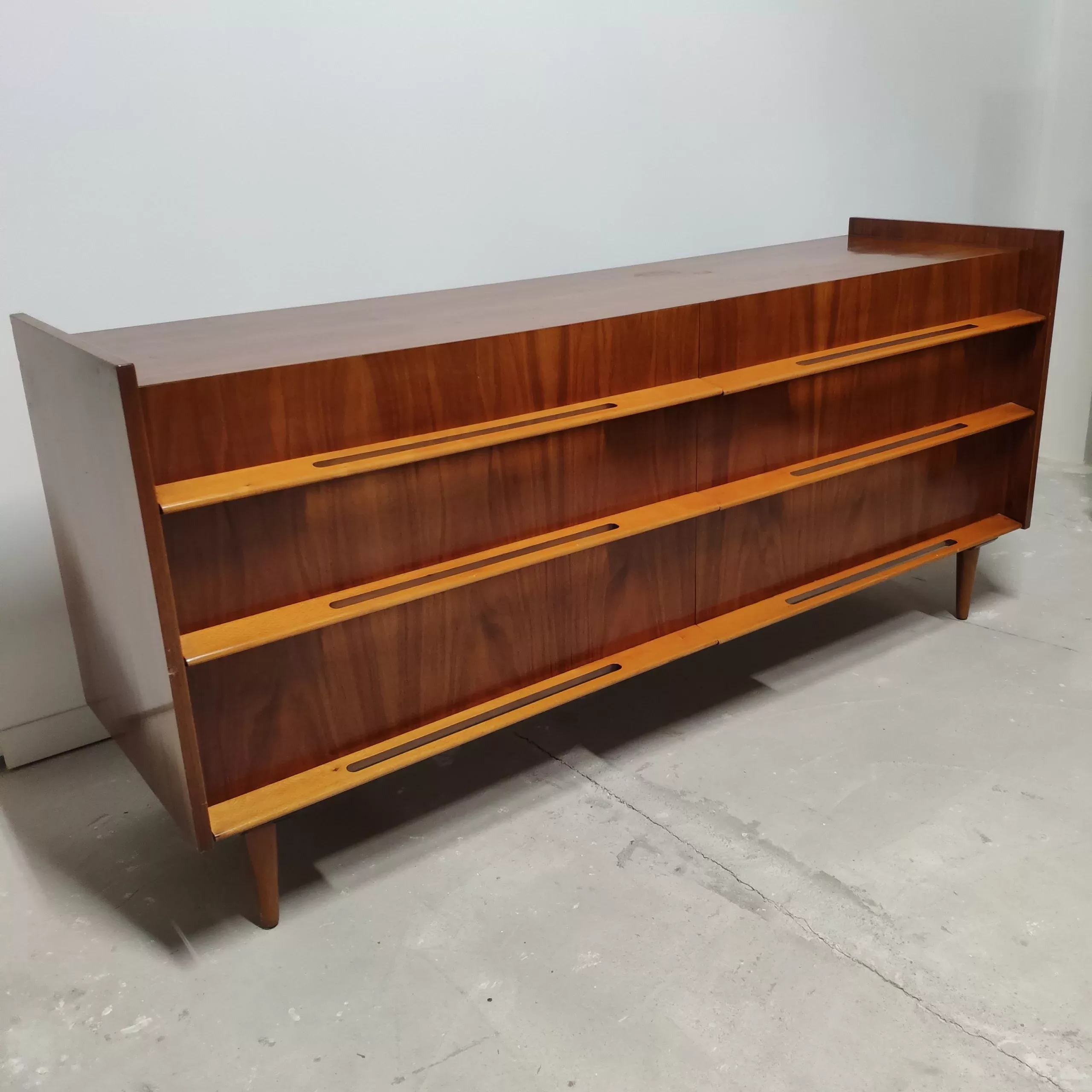 Cómoda baja vintage coronación