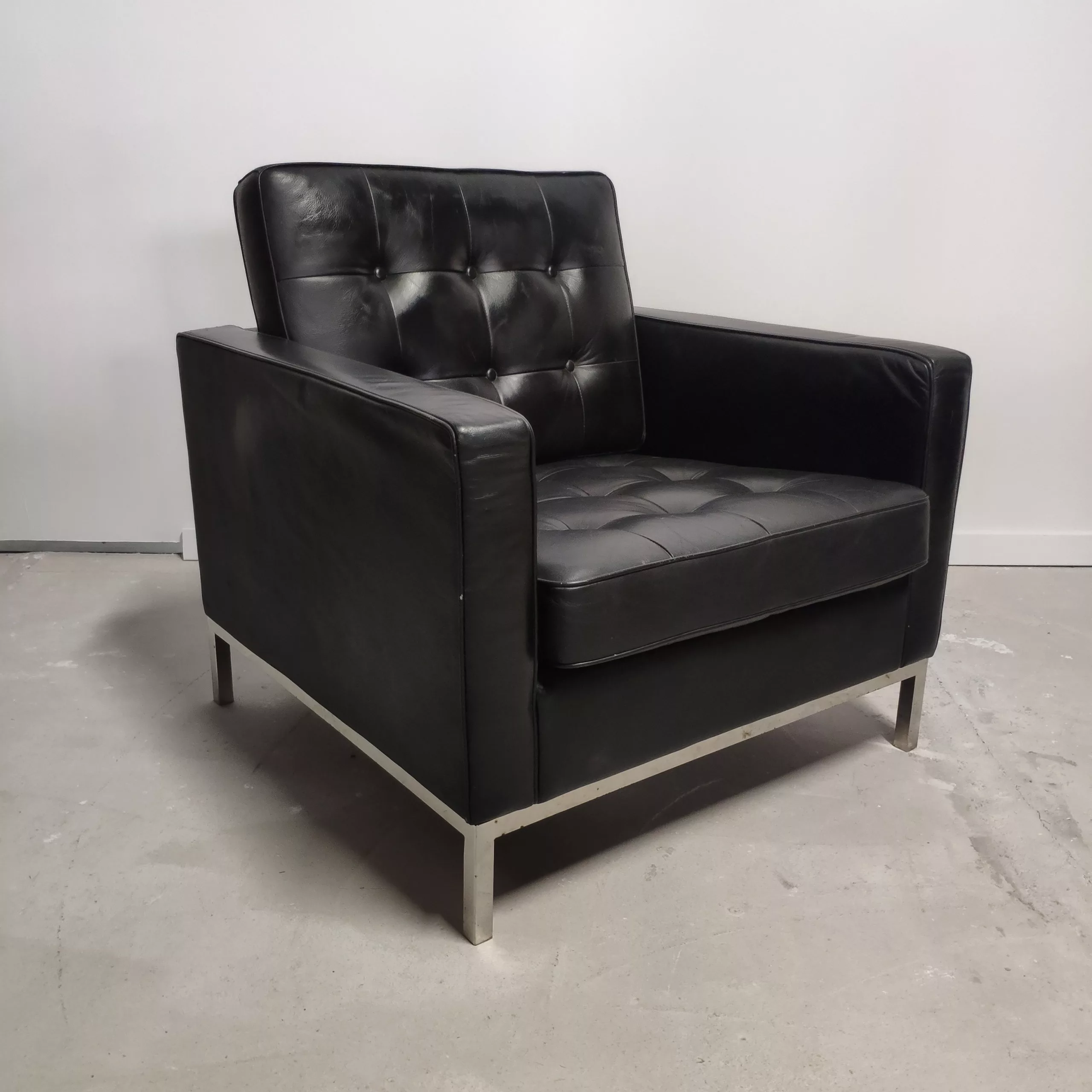 Sillón knoll cuero negro