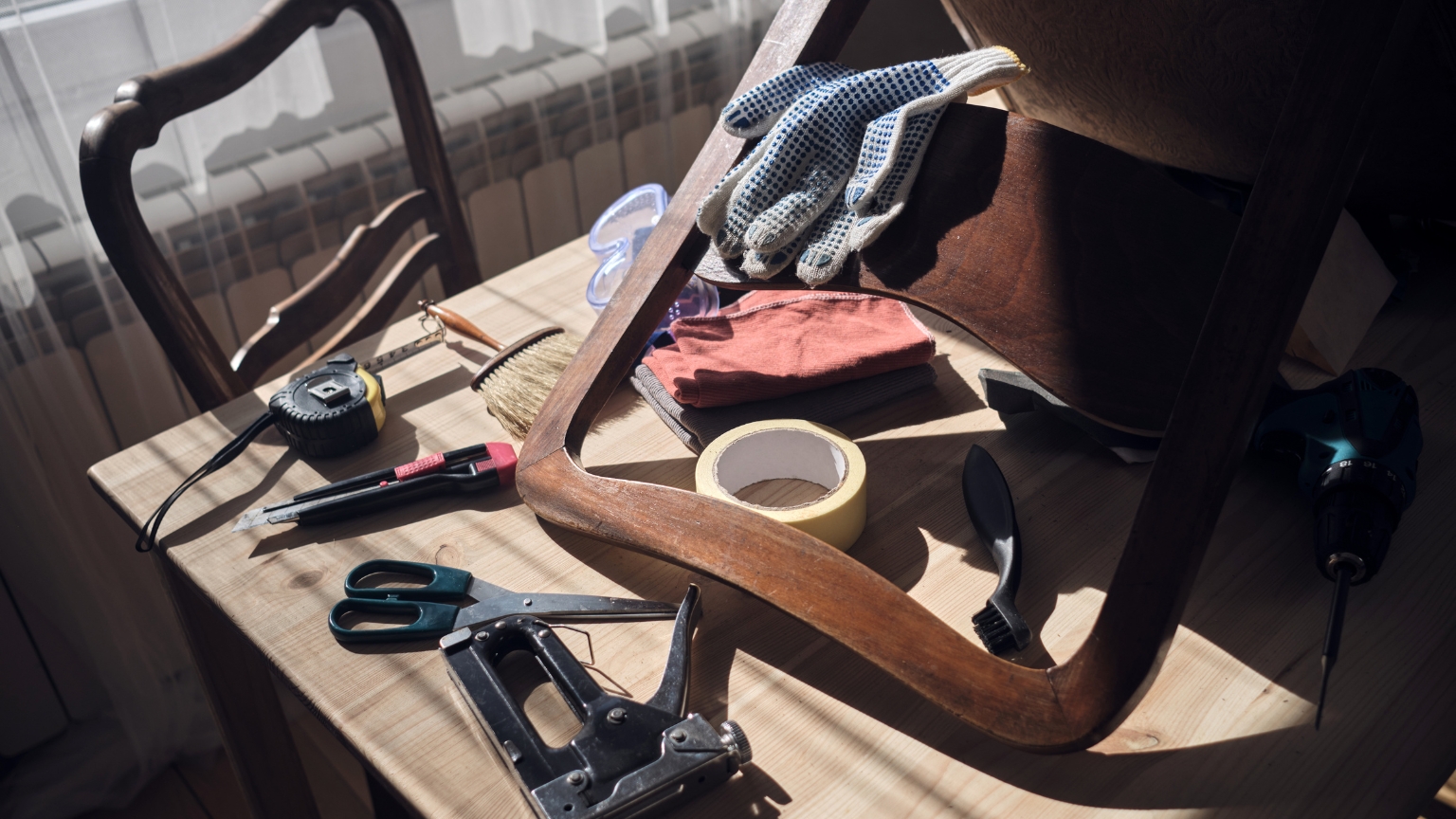 Guía completa de cómo decorar con muebles antiguos restaurados tu hogar.